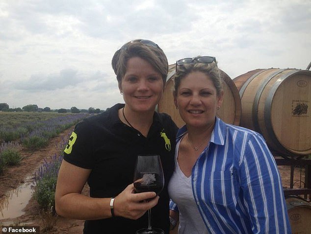 Bitter Kansas divorciado, de 51 años, enviado a prisión federal por mentir acerca de que su esposa astronauta pirateó su cuenta bancaria mientras estaba en el espacio exterior