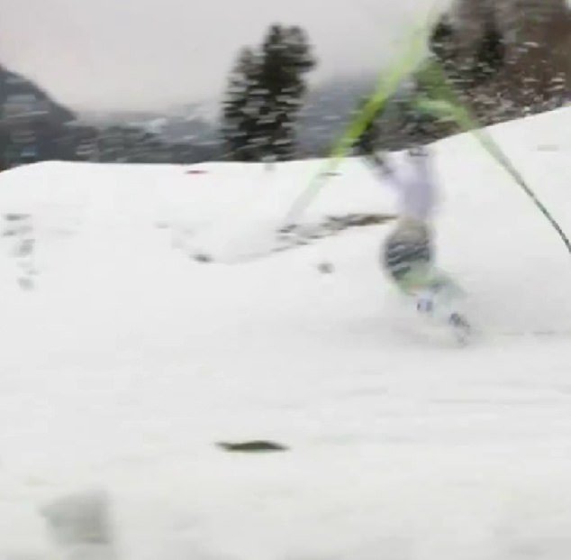 Un esquiador de fondo sueco se ve obligado a competir con ONE SKI en el relevo de los Juegos Olímpicos de Invierno después de una dramática caída, ¡y su entrenador resbala mientras lo respaldaba!