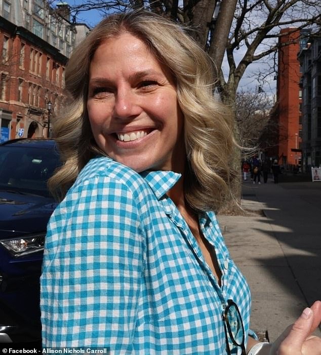 El estudio de cerámica de Boston bañado por el sol que le encanta a Zendaya está dirigido por una ex reina del baile de graduación ruidosa que aterroriza a los hombres homosexuales y le deja una mala crítica, dicen los lugareños.