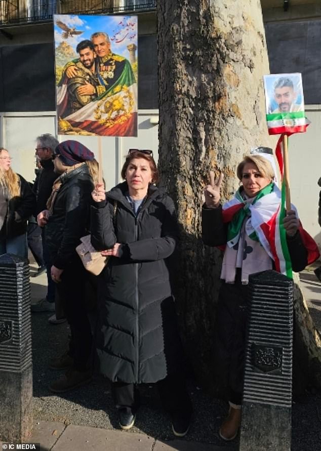 Familiares de víctimas del régimen de Irán se unen a una marcha en Londres pidiendo el derrocamiento del régimen, como dice el hijo del Shah: «Es hora de acabar con la República Islámica»