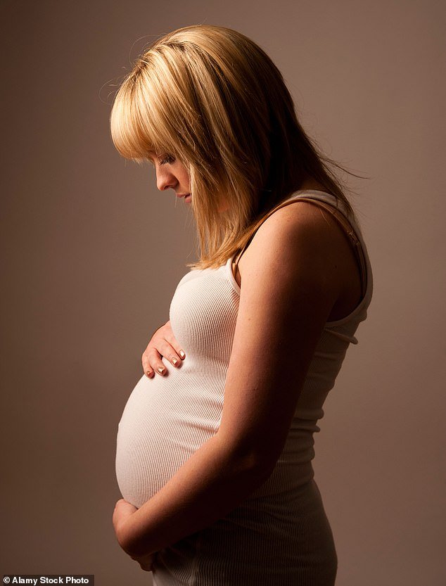 Demasiado gordo para empujar… Los crecientes niveles de obesidad significan que casi la mitad de los nacimientos ahora son por cesárea