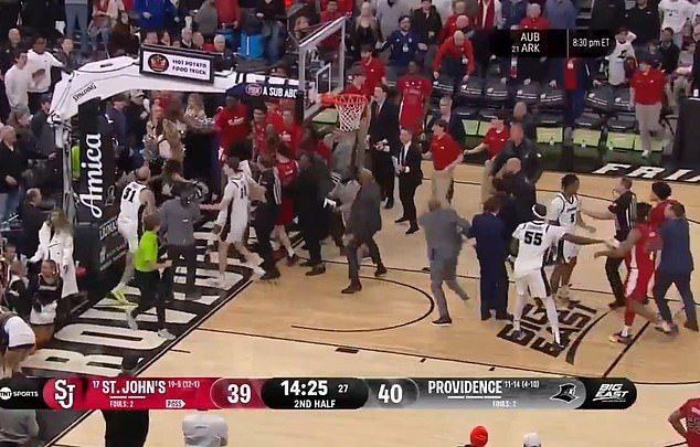 Los bancos se despejaron en una feroz batalla de baloncesto universitario cuando seis jugadores fueron expulsados después de un retraso de 19 minutos en el juego.