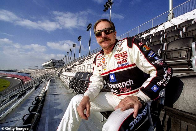 El médico que intentó salvar al gran Dale Earnhardt de NASCAR revela lo que vio cuando lo encontró muerto en su auto