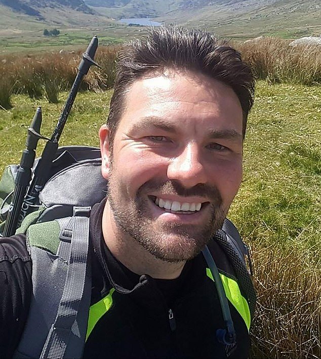 Detective obligado a presentar un caso por «trauma psicológico» después de que la prometida de una policía lo engañara con un colega en la comisaría y luego se acostara y se casara con un policía de alto rango al que llevaron para interrogarlo.