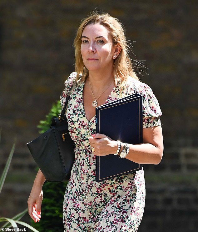 La Secretaria del Gabinete de Starmer respalda a la favorita Dame Antonia Romeo ‘porque suprimirá la publicación de mensajes privados de Mandelson’