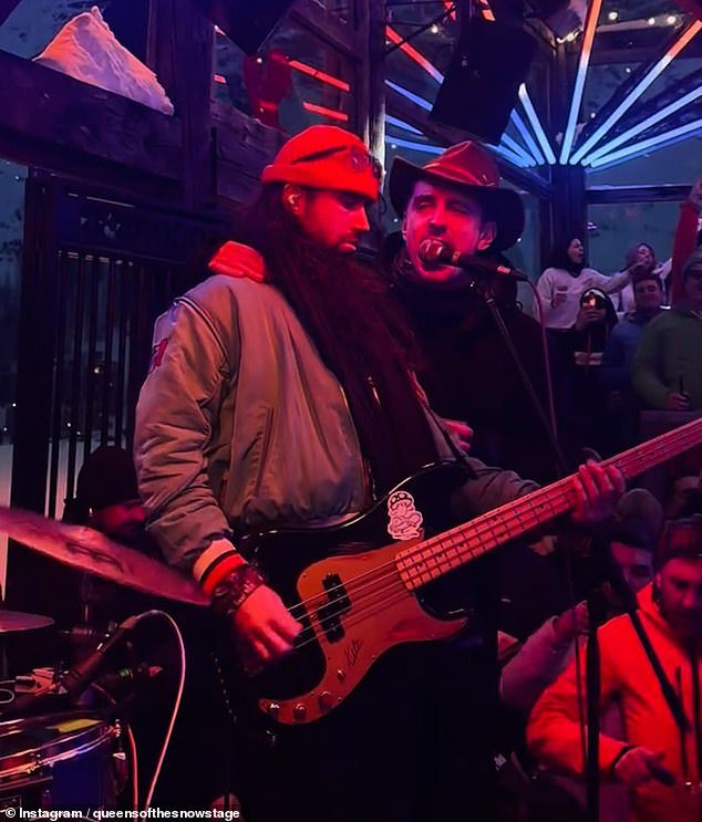 Gary Neville deleitó a la multitud con una interpretación rockera de Livin’ in Prayer en un club de una estación de esquí de lujo; hizo sincronización de labios con los comentarios de Jim Ratcliffe sobre «colonizados por inmigrantes».