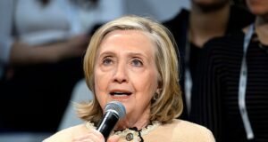 Hillary Clinton sorprende en la sala de conferencias al admitir que las fronteras abiertas y la inmigración «han ido demasiado lejos»