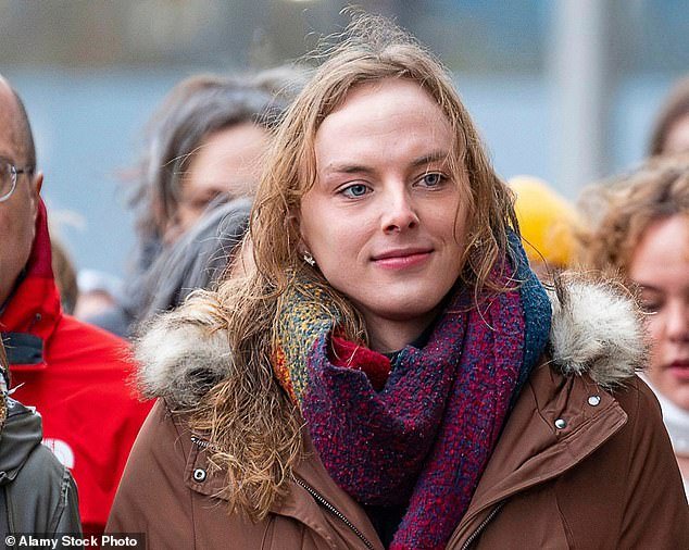 Médico transgénero abandona el NHS atrapado en una fila en el vestuario