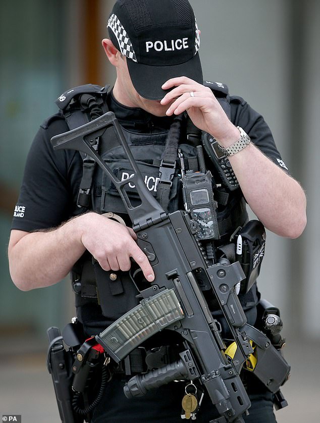 Se espera que los agresores que porten cuchillos sean asesinados a tiros, dice el jefe de policía