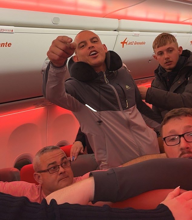 ¿Estalló una pelea masiva en un vuelo de Turquía a Manchester? Momentos antes de que una pelea masiva fuera captada por la cámara dejando ‘sangre y dientes en el suelo’