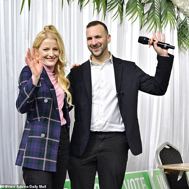 REVELADO: Cómo un candidato verde intentó defender la afirmación del líder del partido de que podía hacer crecer los senos con hipnosis