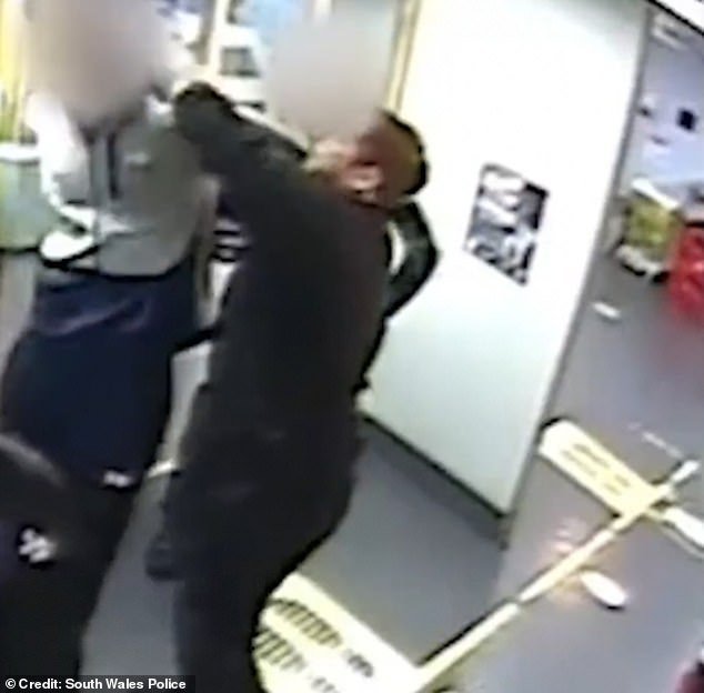 Un policía fue despedido por golpear a un sospechoso violento que intentó evadir el arresto