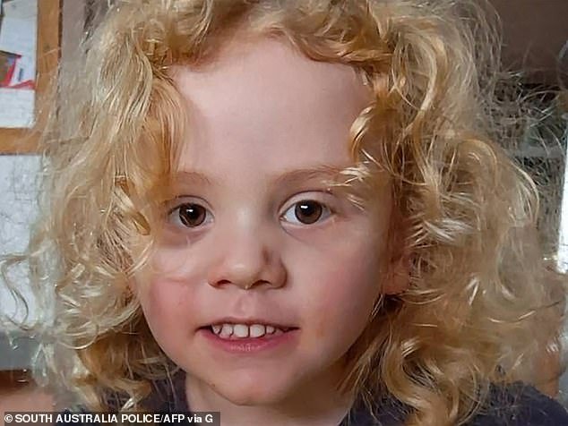 La policía ha regresado a la estación remota en la última búsqueda de pistas sobre la desaparición de Gus Lamont, de cuatro años.