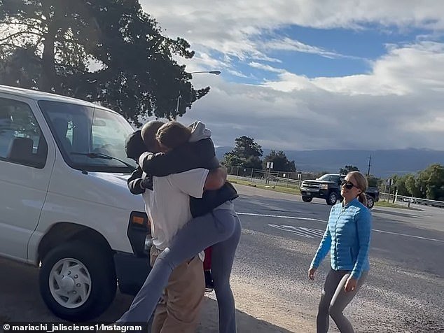 La ex estrella de UFC Caín Velásquez se reunió con su familia luego de ser liberado después de ser encarcelado por intentar matar a un hombre acusado de agredir sexualmente a su hijo.