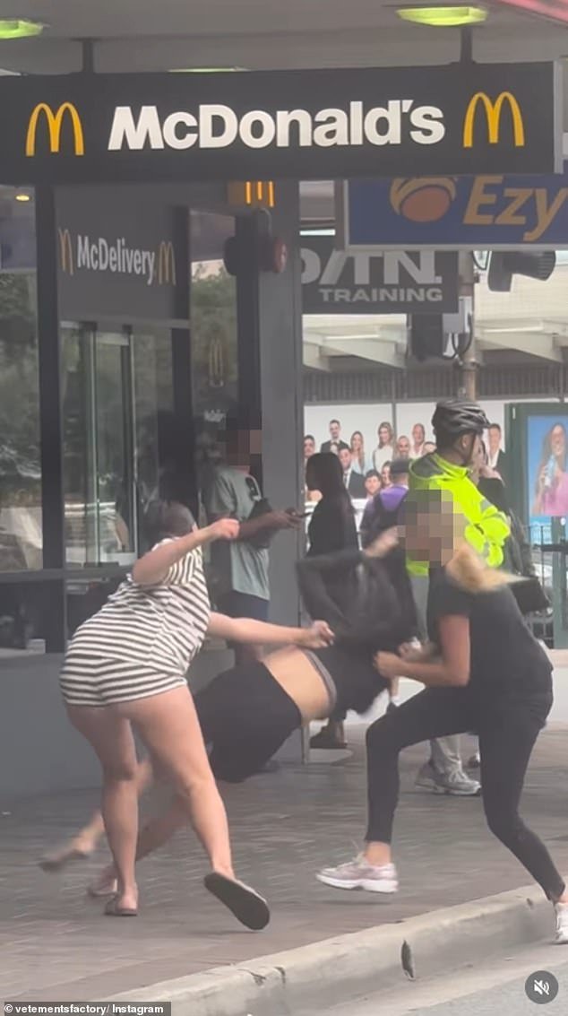 Momento impactante: estalla una pelea después de que dos niñas atacan a una víctima afuera de McDonald’s: las ‘bandas de niñas’ aterrorizan a Maroubra