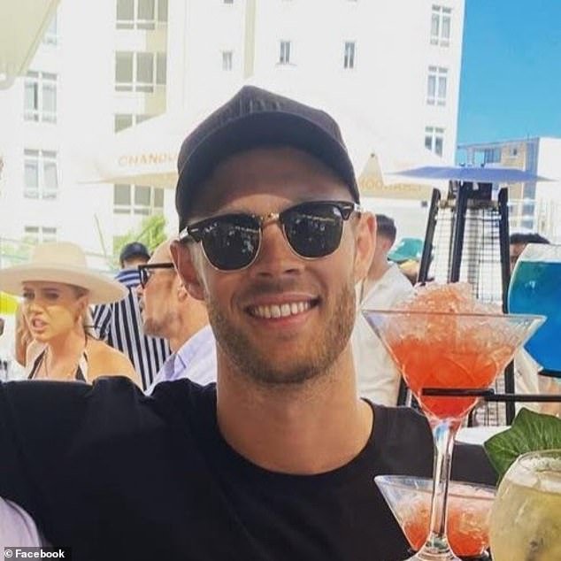 Josh fue despedido después de que lo sorprendieran solicitando nuevos puestos mientras estaba empleado actualmente; la Comisión de Trabajo Justo dictaminó si era demasiado lejos