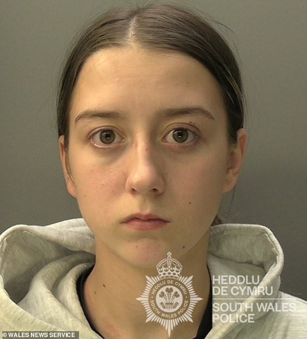 La mujer del momento, de 19 años, utiliza un Fiat 500 personalizado para matar a un adolescente que jugaba al rugby con amigos en el aparcamiento de una estación de tren