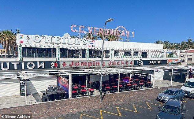 Brit, de 18 años, lucha por su vida en Tenerife tras ser apuñalado mientras perseguía a un ladrón que le robó el teléfono a su amigo