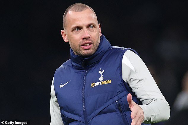 El segundo entrenador del Tottenham se fue después de solo 32 días, en el primer día al mando del nuevo jefe Igor Tudor.
