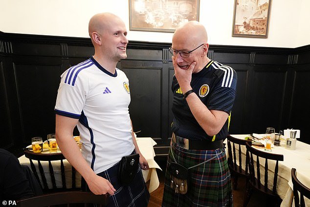 El jefe del SNP, Flynn, encabeza la gira de fútbol de 900 euros