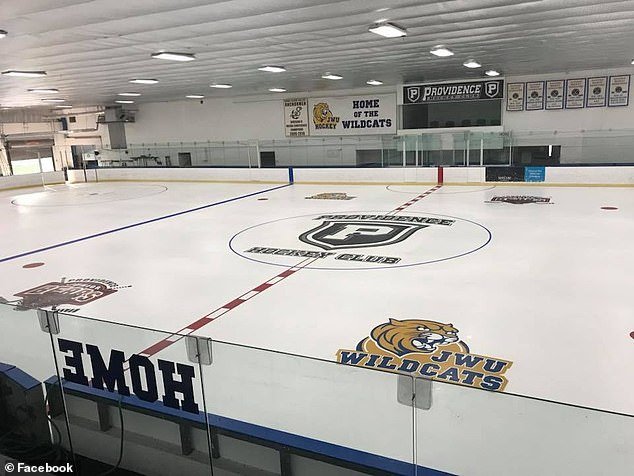 Un muerto y cuatro hospitalizados después de que un hombre armado abriera fuego en un partido de hockey de una escuela secundaria en Rhode Island