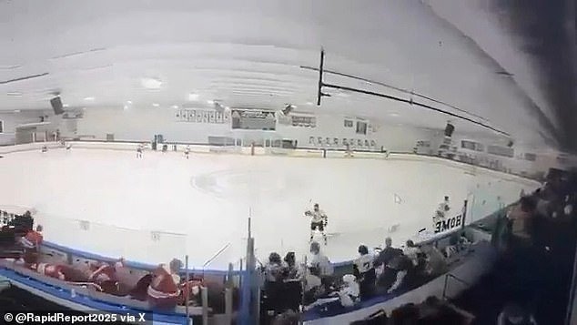 Los jugadores de hockey de Harris School corren para salvar sus vidas en un juego en Pawtucket, un hombre armado abre fuego y mata a dos espectadores