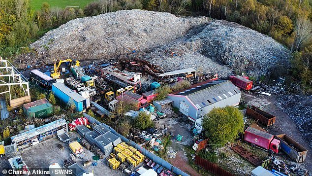 Nueva actividad en un enorme vertedero ilegal que pertenece en parte al rey Carlos: excavaciones para trasladar montañas de desechos a tierras reales