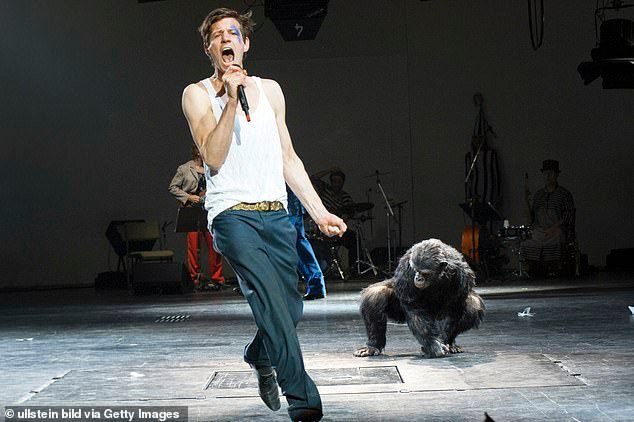 El actor fue atacado por la multitud mientras pronunciaba un discurso en un teatro alemán