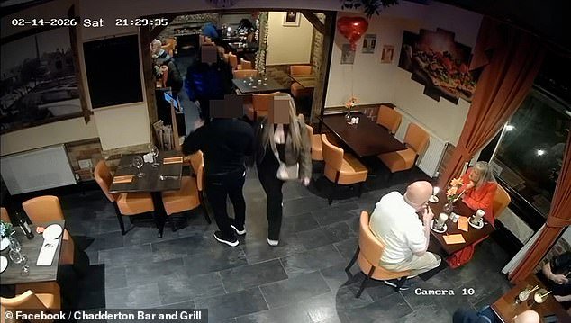 El momento ‘Dine and Dashers’ sale del restaurante ‘sin pagar £234’ después de deleitarse con filetes, martinis de estrella porno y helado