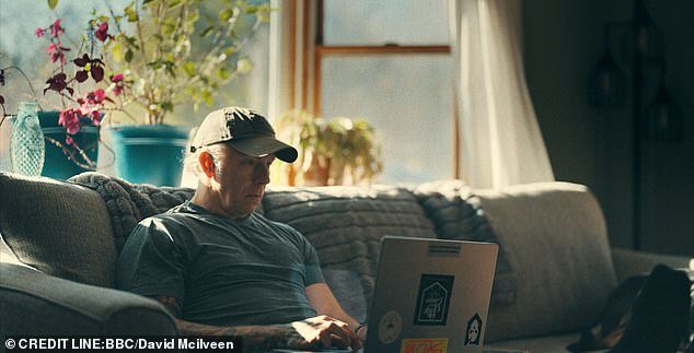 Cómo un agente de la dark web salvó a una niña de 12 años de un pedófilo que abusaba de ella desde los siete usando una pequeña pista en la pared de su habitación