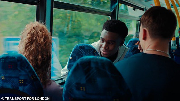 Un anuncio de TfL que muestra a un hombre negro y su amigo blanco acosando a una chica blanca en un autobús ha sido prohibido después de solo una queja… por «reforzar estereotipos raciales negativos»