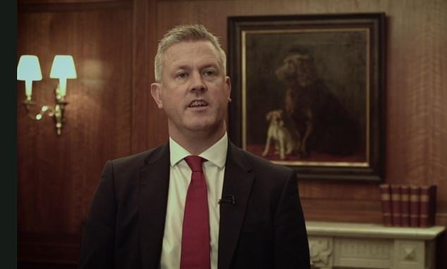 Un rico exbanquero de HSBC que estafó 5.900 libras esterlinas en billetes de tren utilizando una estafa de billetes de donut mientras viajaba desde su casa de 2 millones de libras esterlinas a Londres ha sido excluido de los ferrocarriles.