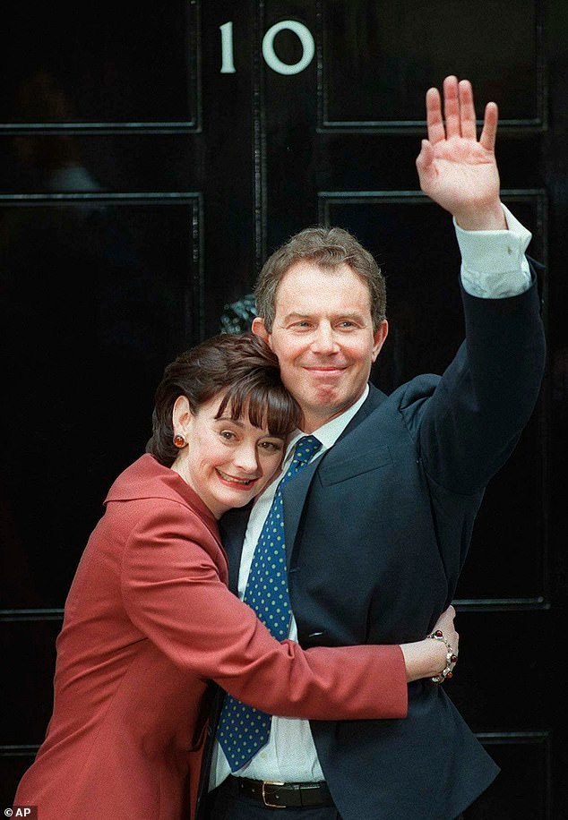 Sarah Wynne: Tony y Cherie fueron la primera «primera familia» de Gran Bretaña y su matrimonio fue la «piedra» sobre la que se construyó su carrera. Pero como reveló el documental de Channel 4 sobre los Blair, su atención a menudo estaba en otra parte…