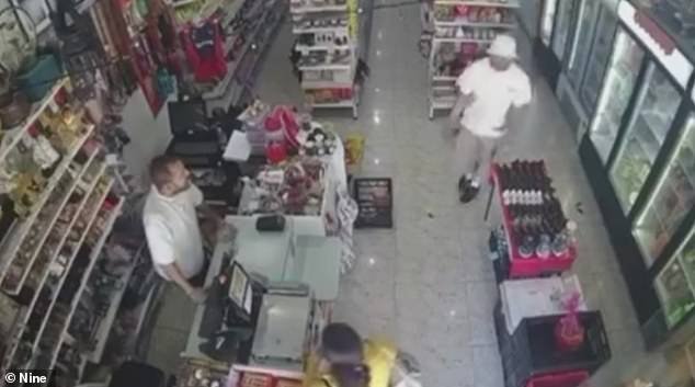 Imágenes escalofriantes capturan el momento en que una mujer muere apuñalada en un ataque aleatorio: surgen nuevos detalles sobre el atacante