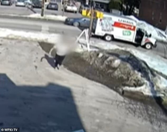 Se ve a la mujer secuestrada huyendo hacia un lugar seguro después de que logra escapar de su captor.