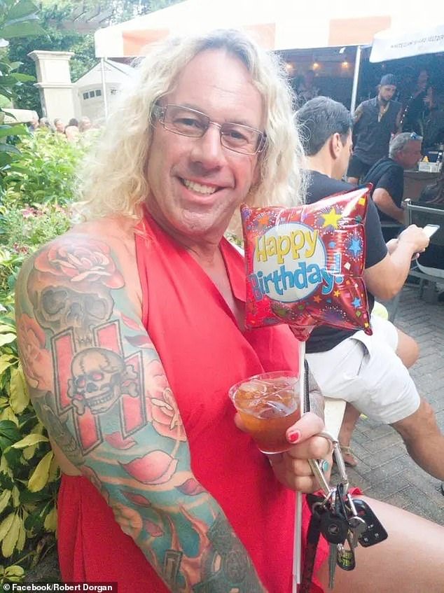 El tirador transgénero que asesinó a su ex esposa y a su hijo en un partido de hockey tiene un tatuaje nazi