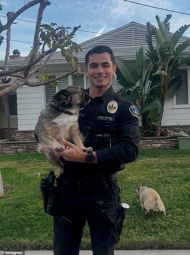 Un guapo policía de California conmueve corazones al posar con un bulldog francés que conoció en el trabajo