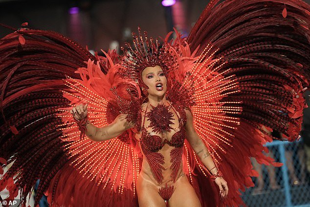 ¡Vuelve la fiesta más grande del mundo! El Carnaval de Río regresa con otra espectacular samba con trajes extravagantes y bailes hasta el amanecer
