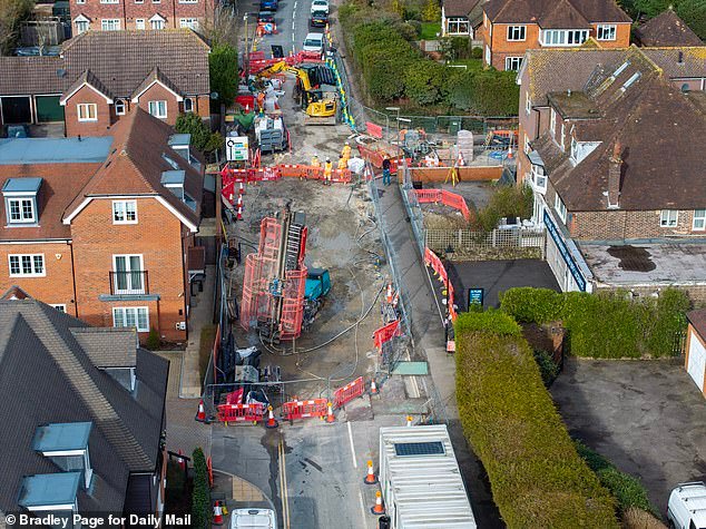 El sumidero de Surrey celebra su primer cumpleaños: familias evacuadas, tiendas cerradas y pueblo destruido, pero aún no hay señales de que se esté arreglando el abismo de 60 pies