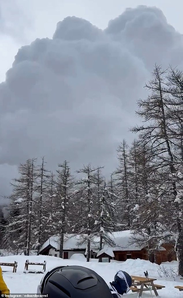 ‘¡Nos va a golpear!’ Una familia británica quedó atrapada en una avalancha en una estación italiana mientras decenas de esquiadores veían cómo la nieve se precipitaba hacia ellos.
