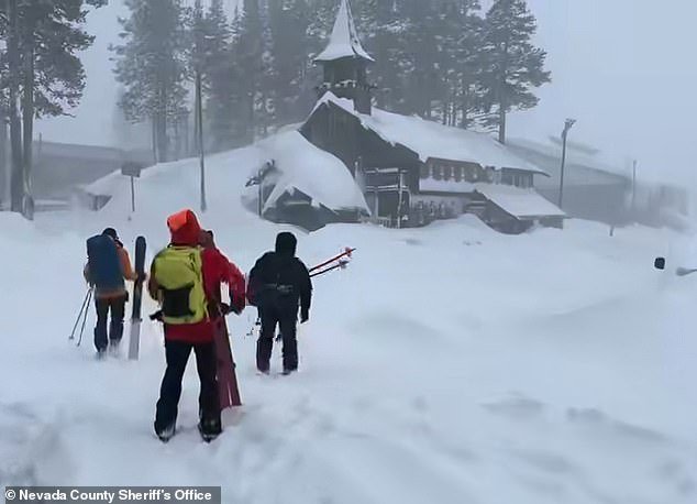 Ocho esquiadores han muerto y uno sigue desaparecido tras una avalancha que arrasó una montaña de California