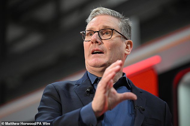 Keir Starmer ha acusado a los ayuntamientos de querer posponer las elecciones mientras defiende un cambio de sentido en la celebración de las votaciones en mayo.