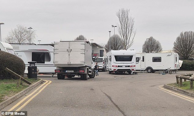 Un gran número de viajeros se instaló en el aparcamiento del bello lugar mientras el ayuntamiento se comprometía a tomar medidas.