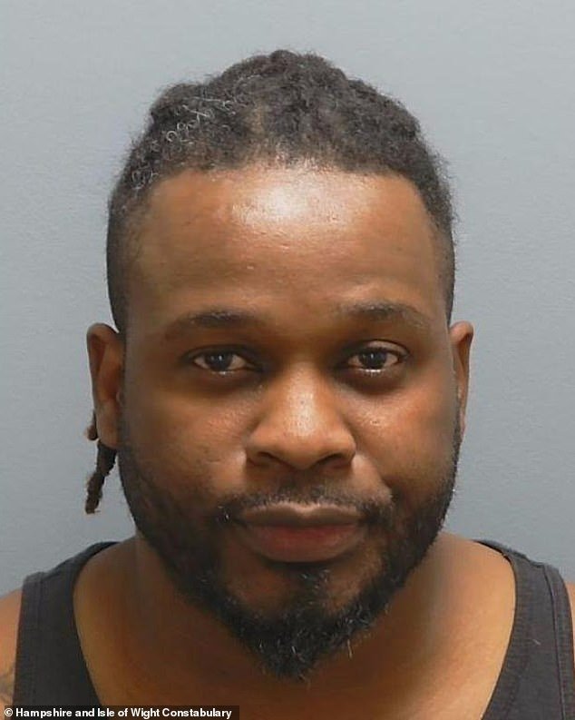 Un migrante violador atacó a tres mujeres que conoció en línea, ignorando a su propio oficial que, según la policía, era una de sus víctimas.