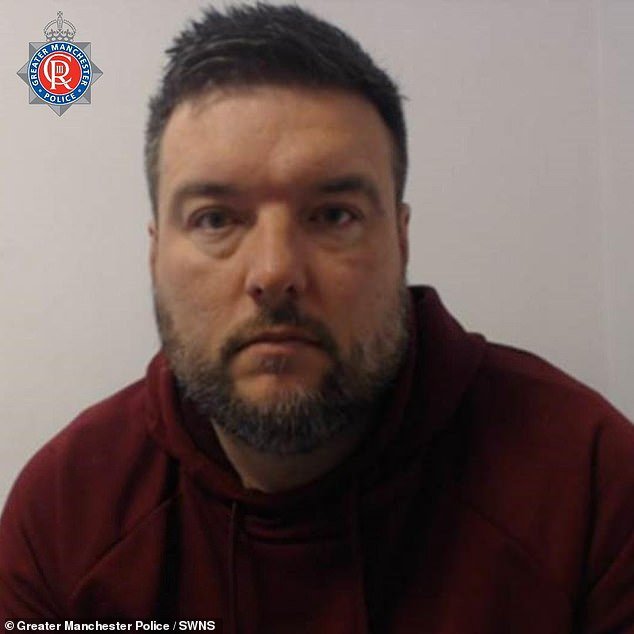 Un trabajador municipal robó £900.000 a los solicitantes de prestaciones para comprar BMW y £100.000 casas de vacaciones e impuso £53.000 a «mujeres de terceros»