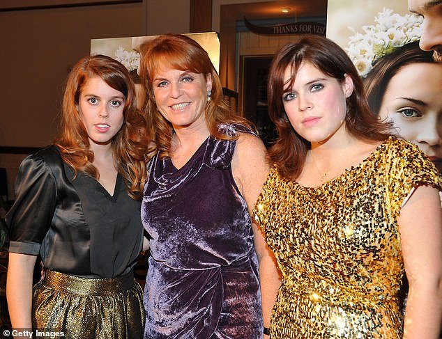 Las princesas Beatriz y Eugenia están «en el lugar» después del arresto de su padre Andrew, pero se desconoce su paradero y el de Fergie.