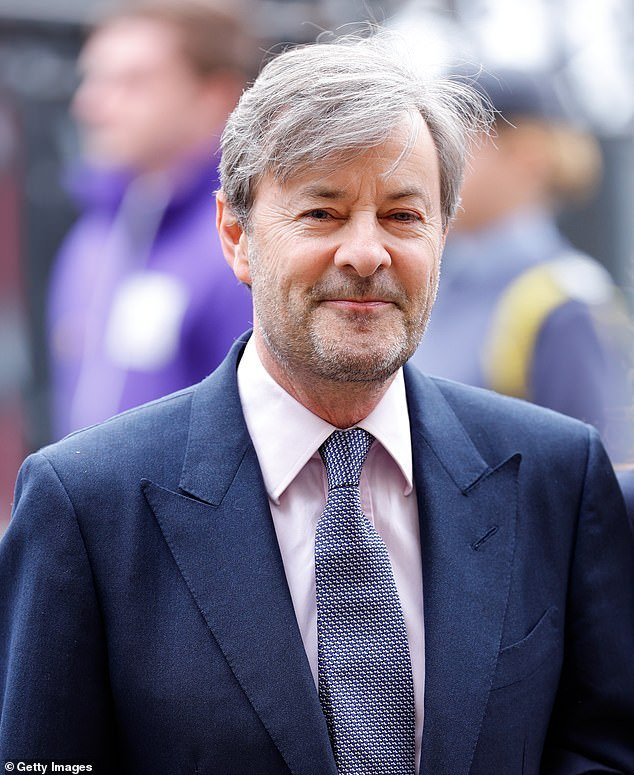 El nieto del tío abuelo del rey, Lord Mountbatten, recibió permiso para construir 920 casas junto a la finca de la familia en Hampshire, a pesar de la indignación de los vecinos.