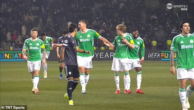 Las estrellas del Newcastle, Anthony Gordon y Kieran Trippier, tuvieron que ser separados por sus compañeros de equipo en extraños enfrentamientos cuando los jugadores abandonaron el campo después de que Toon ganara 5-0 en los play-offs de la Liga de Campeones.
