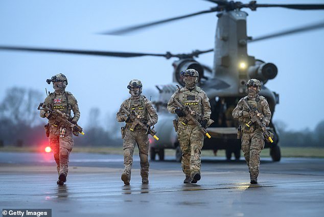 Gran Bretaña se enfrenta al «momento de 1936», advierten los jefes de defensa al primer ministro: los jefes militares y de inteligencia exigen duplicar el gasto laborista en medio de una dura advertencia de que las fuerzas del Reino Unido están «huecas y no están preparadas para la guerra»