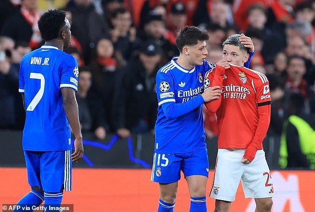 La ex estrella de la Premier League ha pedido que se prohíba que los jugadores se cubran la cara después de que la estrella del Real Madrid Vinicius Jr fuera «abusada racialmente» por un jugador del Benfica.